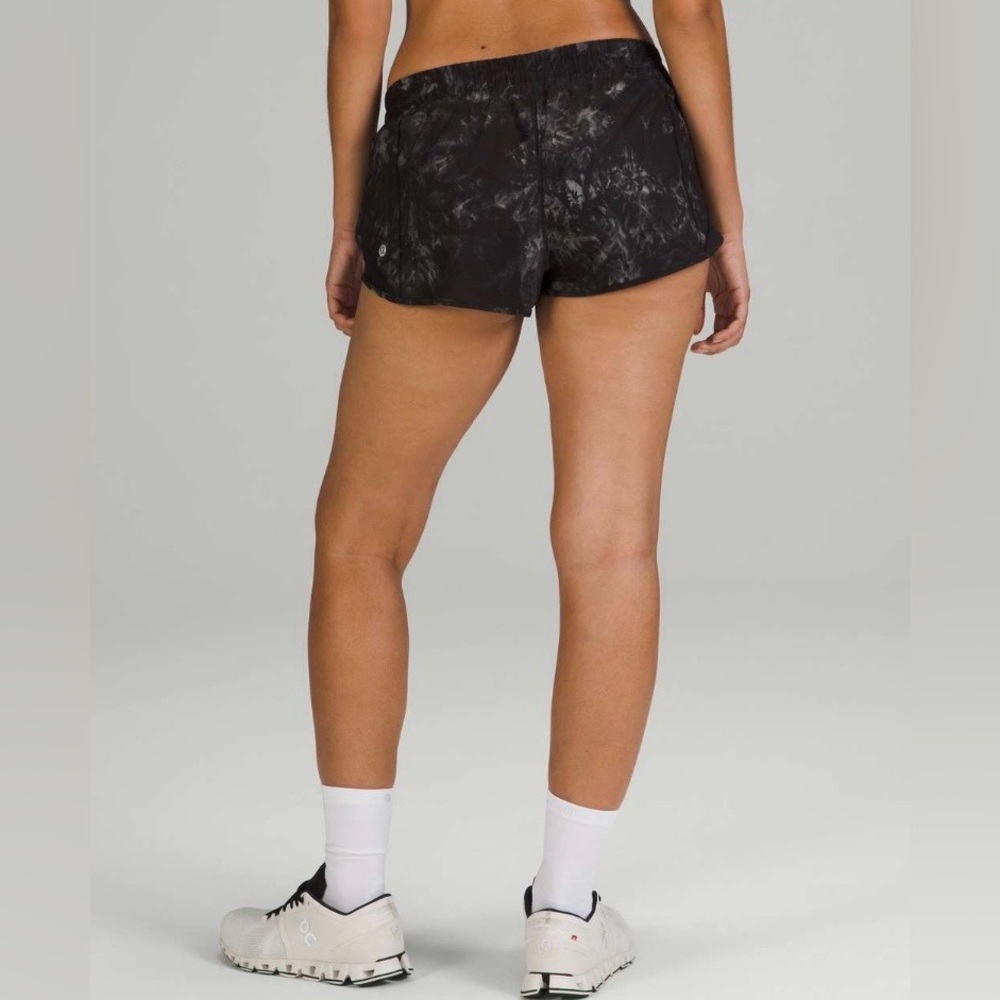 2021 Lululemon Hotty Hot Low-Rise Lined Short 2.5” Aquila Black Multi / Black